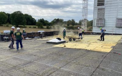 Démontage du revêtement de toiture de la laiterie de Walhorn